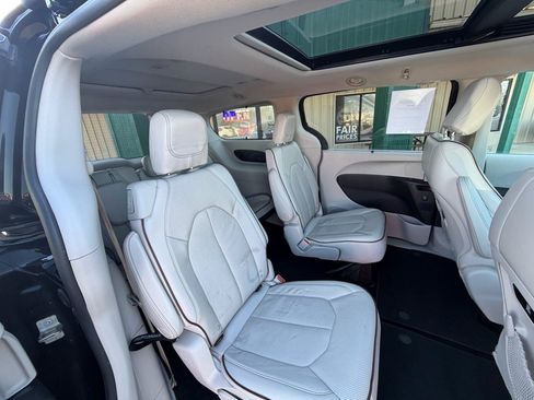 Used 2017 Chrysler Pacifica Limited FWD image 9