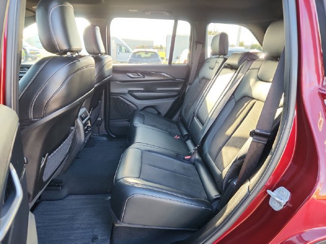 Used 2025 Jeep Grand Cherokee Altitude AWD/4WD image 27