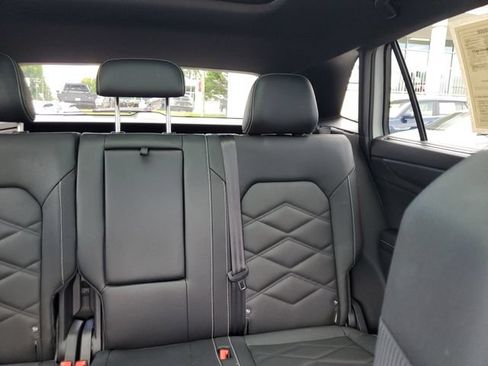 Used 2025 Volkswagen Atlas Cross Sport SE w/ Panoramic Sunroof Package FWD image 12