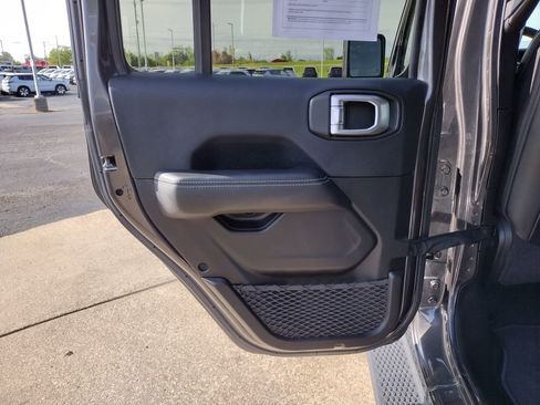 Used 2018 Jeep Wrangler Unlimited Sahara w/ Uconnect 4C Nav & Sound Group AWD/4WD image 11