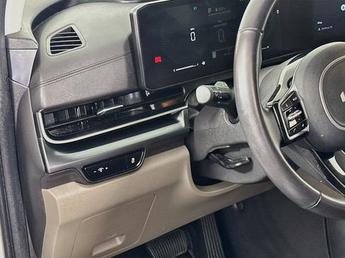 Used 2025 Kia Carnival FWD image 17