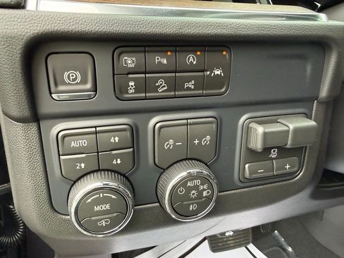 New 2026 Chevrolet Suburban High Country AWD/4WD image 21