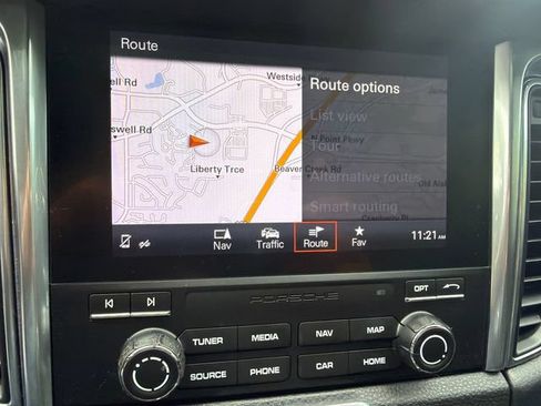 Used 2018 Porsche Macan AWD/4WD image 28