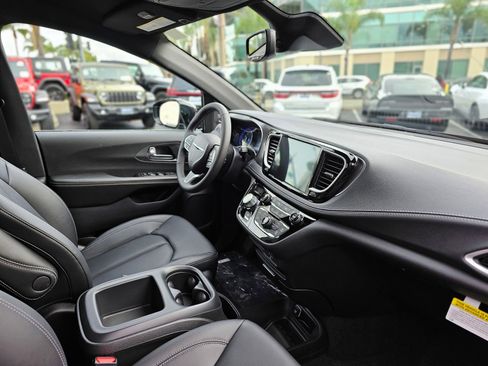 New 2026 Chrysler Pacifica Select image 27