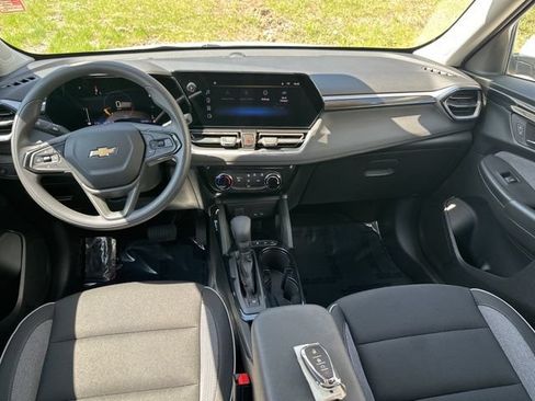 Used 2025 Chevrolet TrailBlazer LT AWD/4WD image 16