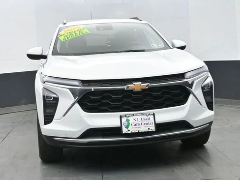 Used 2025 Chevrolet Trax LT w/ LT Convenience Package FWD image 3