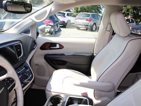 Used 2017 Chrysler Pacifica Limited FWD image 14