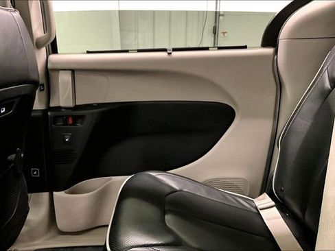 Used 2024 Chrysler Pacifica Limited image 21