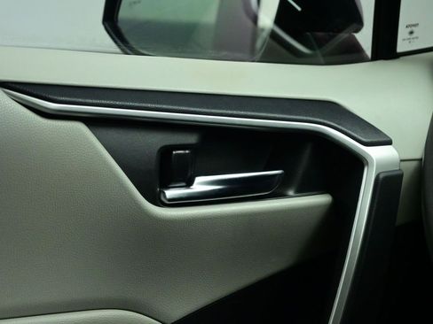 Used 2020 Toyota RAV4 XLE Premium image 9