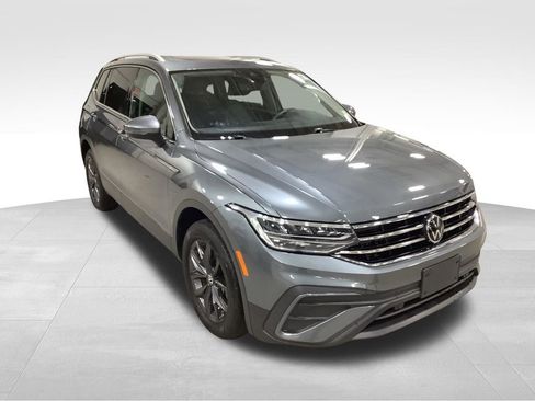 Used 2022 Volkswagen Tiguan SE w/ Panoramic Sunroof Package image 4