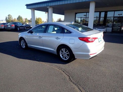 Used 2015 Hyundai Sonata SE image 3