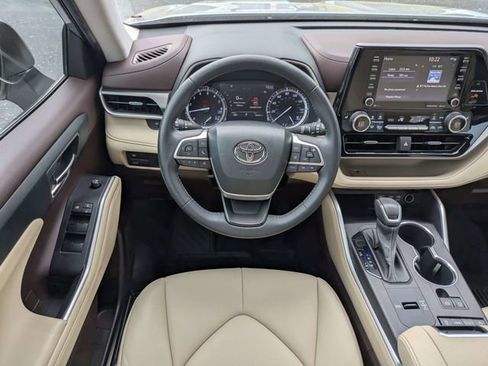 Used 2022 Toyota Highlander XLE image 18