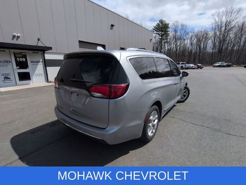 Used 2020 Chrysler Pacifica Touring-L image 4
