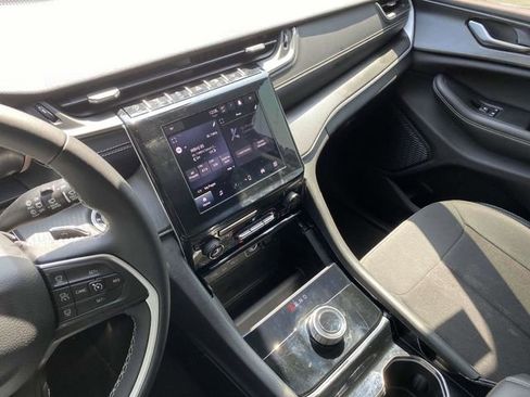 Used 2023 Jeep Grand Cherokee Laredo AWD/4WD image 13