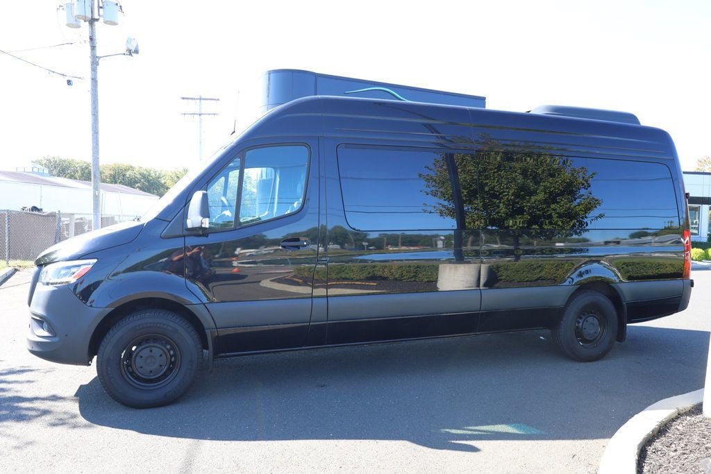 Used 2024 Mercedes-Benz Sprinter 2500 image 2