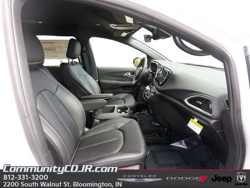 New 2026 Chrysler Voyager LX image 18