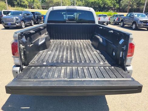Used 2020 Toyota Tacoma TRD Off-Road w/ TRD Premium Off Road Package AWD/4WD image 8