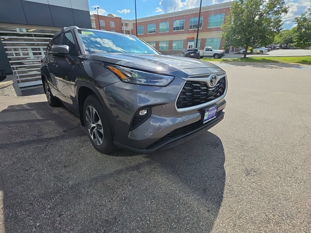 Used 2023 Toyota Highlander XLE AWD/4WD image 9