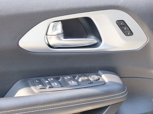 Used 2025 Chrysler Pacifica Limited FWD image 21