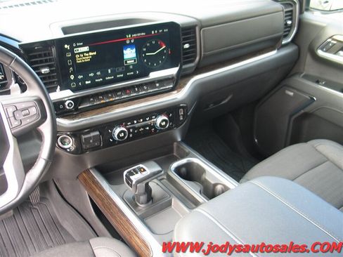 Used 2023 GMC Sierra 1500 Elevation w/ Preferred Package AWD/4WD image 9