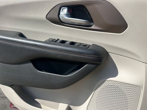 Used 2018 Chrysler Pacifica Touring-L Plus w/ Tire & Wheel Group FWD image 28
