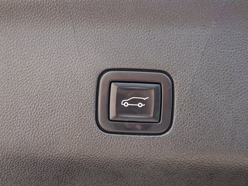 Used 2022 Chevrolet Tahoe LT w/ Luxury Package AWD/4WD image 17