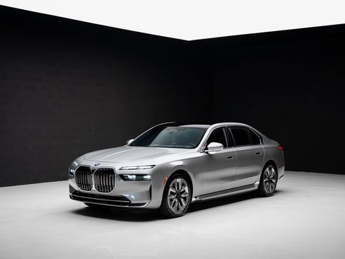 Used 2023 BMW i7 xDrive60 w/ Executive Package 2 AWD/4WD image 5