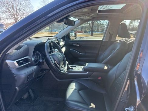 Used 2022 Toyota Highlander XLE image 15