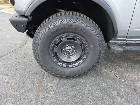 Used 2024 Ford Bronco Outer Banks image 9