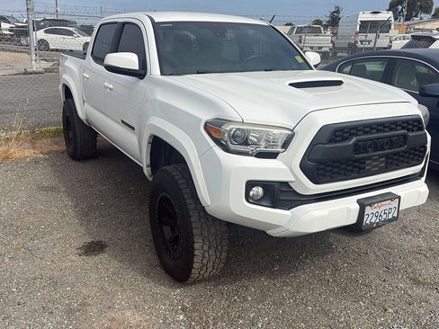 Used 2018 Toyota Tacoma TRD Sport w/ Technology Package AWD/4WD image 3
