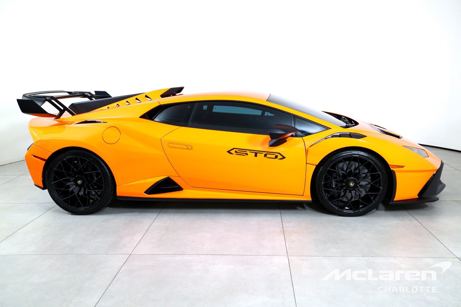 Used 2022 Lamborghini Huracan STO RWD image 9