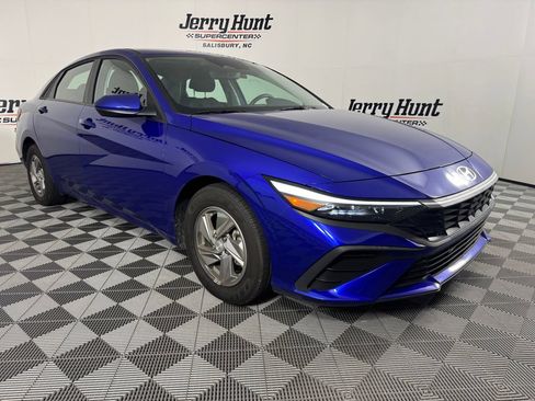 Used 2025 Hyundai Elantra SE FWD image 6