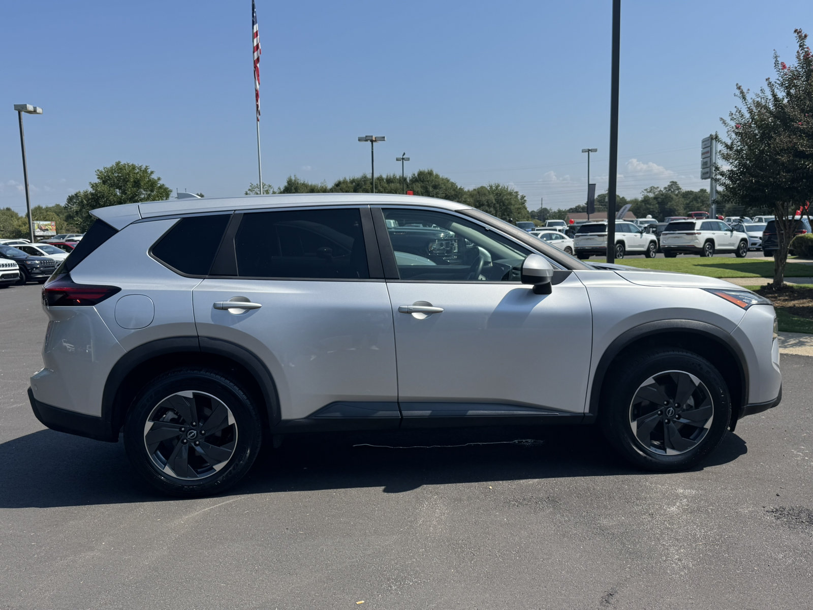 Used 2024 Nissan Rogue SV AWD/4WD image 4