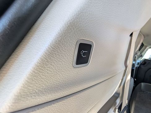 Used 2024 Chrysler Pacifica Touring-L image 40