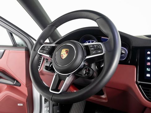 Certified 2023 Porsche Cayenne Platinum Edition image 31