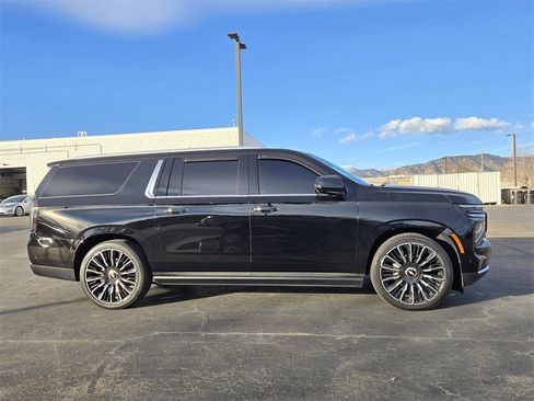 Used 2025 Chevrolet Suburban High Country image 4