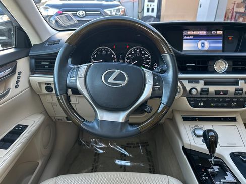 Used 2014 Lexus ES 350 w/ Premium Package image 28