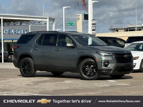 Used 2023 Chevrolet Traverse LT FWD image 2