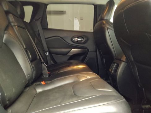 Used 2019 Jeep Cherokee Latitude Plus FWD image 19