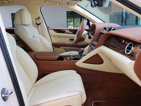Used 2021 Bentley Bentayga AWD/4WD image 19