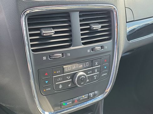 Used 2016 Dodge Grand Caravan SXT FWD image 29