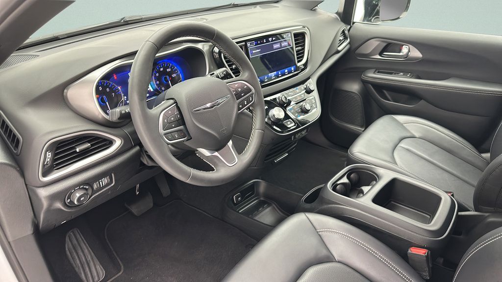 Used 2025 Chrysler Pacifica Select FWD image 11