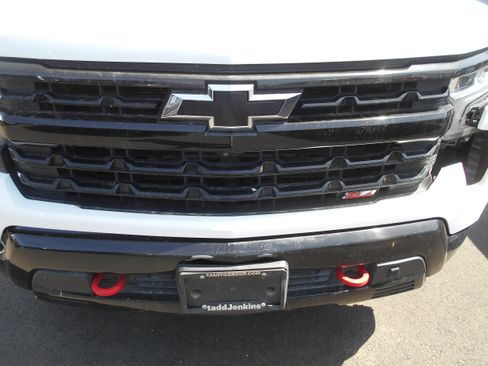 Used 2023 Chevrolet Silverado 1500 LT Trail Boss w/ Convenience Package II AWD/4WD image 2