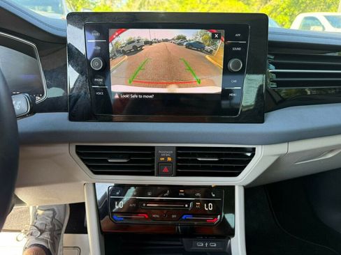 Used 2025 Volkswagen Jetta SE w/ Sunroof Package image 6