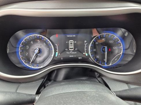 Used 2023 Chrysler Pacifica Touring-L FWD image 30