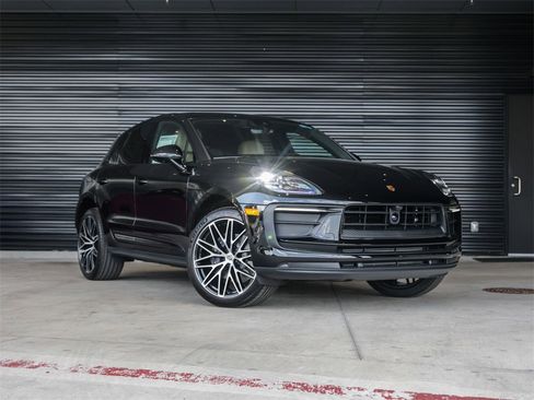 Used 2025 Porsche Macan image 9