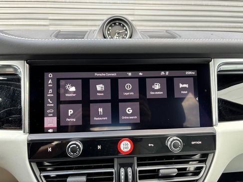 Certified 2025 Porsche Macan image 19