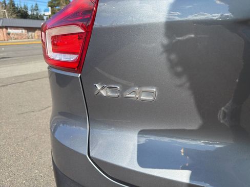 Used 2019 Volvo XC40 T5 Momentum image 5