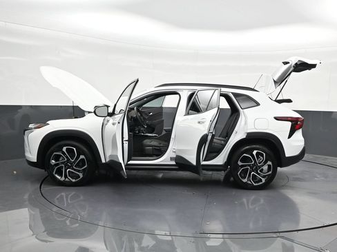 Used 2025 Chevrolet Trax RS w/ Sunroof Package FWD image 36