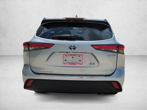 Used 2023 Toyota Highlander XLE FWD image 6